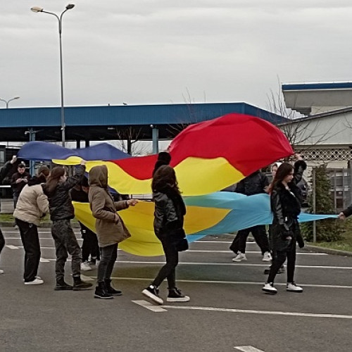 Comemorăm doi ani de la declanșarea războiului în vecini. La Vama Halmeu, elevii din localitate au fluturat drapelul României, peste steagul refugiaților ucraineni.