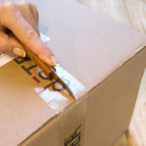 Escrocherie cu colete false în România: plăți ramburs pentru obiecte ieftine