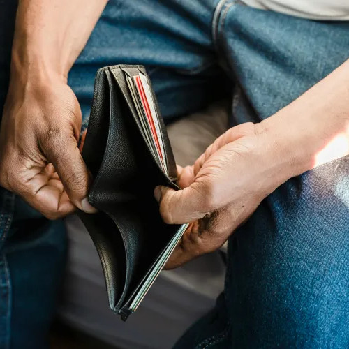 Majoritatea angajaților din România resimt presiunea scumpirilor la utilități și alimente