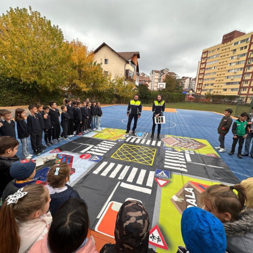 Polițiști din Gorj organizează sesiuni de educație rutieră pentru elevii din Târgu Jiu