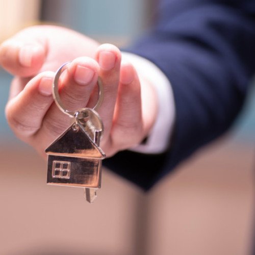 Comisia Europeană propune noi reguli pentru închirierile pe termen scurt în orașe