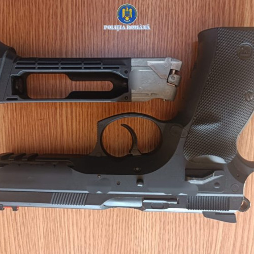 Trei mandate de percheziție efectuate la Petrova după o postare cu un pistol airsoft