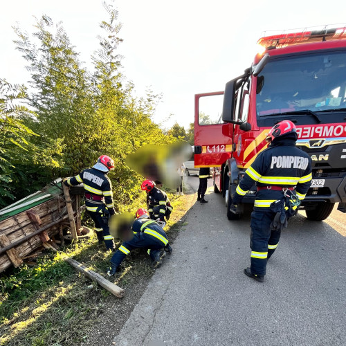 Bărbat salvat după ce a fost prins sub o căruță cu lemne în județul Botoșani