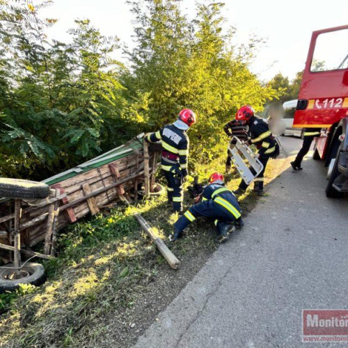 Bărbat prins sub o căruță cu lemne, transportat în stare critică la spital