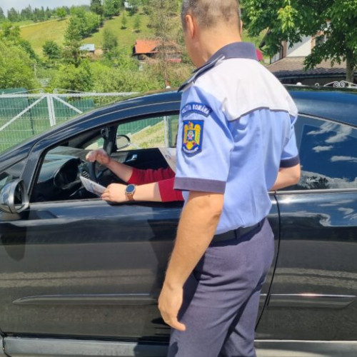 Șofer cu permis suspendat distruge poarta unei case și părăsește locul accidentului