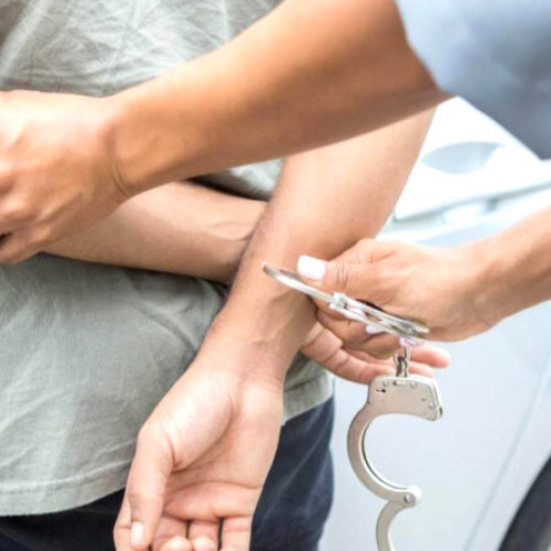 Bărbat reținut după ce a agresat un altul pe terasa unui restaurant în Uricani