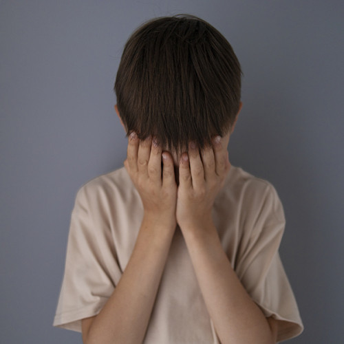 Elev din Brăila agresat de tatăl unui coleg imediat după școală