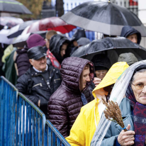 Pelerinajul de la Iaşi s-a încheiat cu procesiunea raclei Sfintei Parascheva