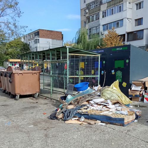 Gălățean cu handicap reclamă amplasarea incomodă a insulei ecologice digitale