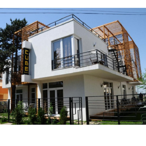 Vilă spațioasă cu finisaje de lux și teren cu acces dublu, scoasă la vânzare