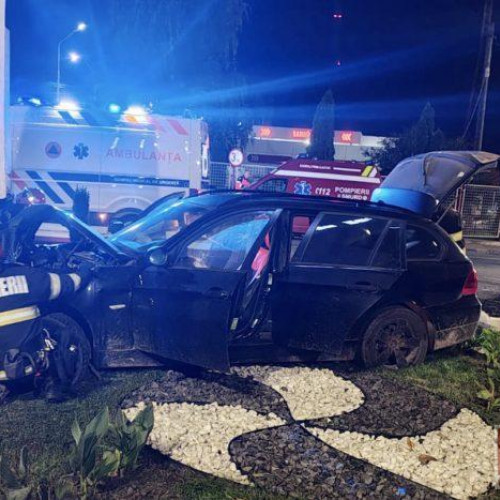 Accident la ieșirea din Botoșani: BMW înfipt într-un obelisc, doi răniți