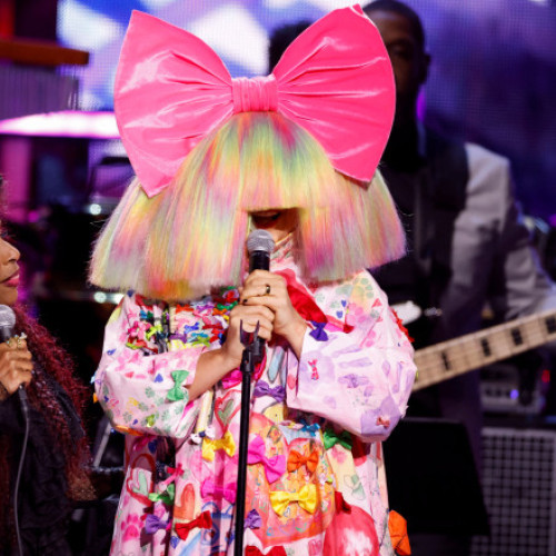 Fostul soț al cântăreței Sia cere o pensie lunară uriașă în procesul de divorț