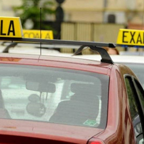 Femeie în timpul probei pentru permis a lovit instructor și două mașini la Ploiești