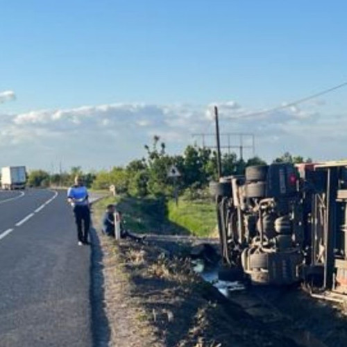 Autocamion răsturnat pe DN2 E85 în localitatea Haret, intervenție în curs