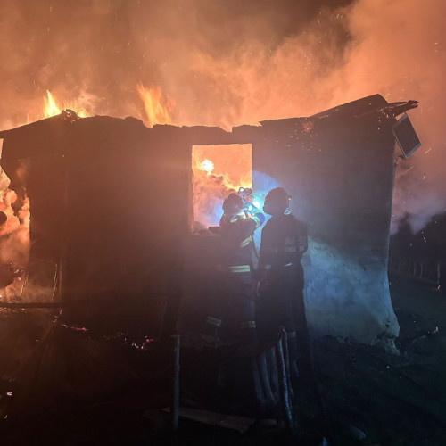 Incendiu puternic la o casă din Buteasa, intervenție dificilă pentru pompieri