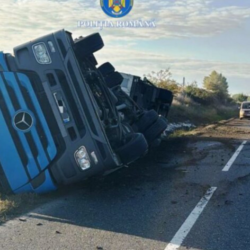 TIR răsturnat în șanț pe DN 2 E 85, în localitatea Haret