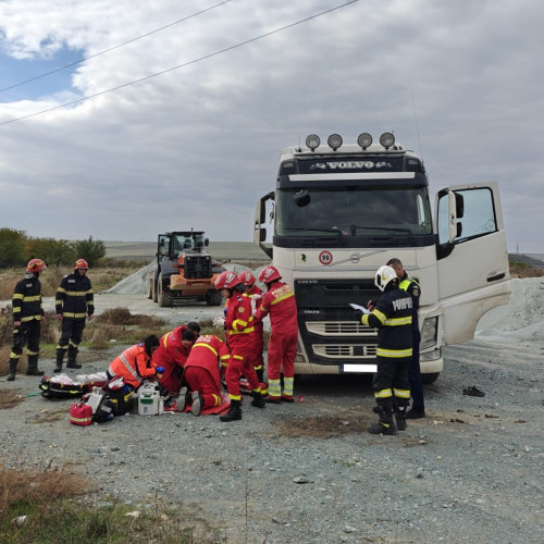 Un incendiu violent a izbucnit după ce o basculantă a rupt firele de electricitate