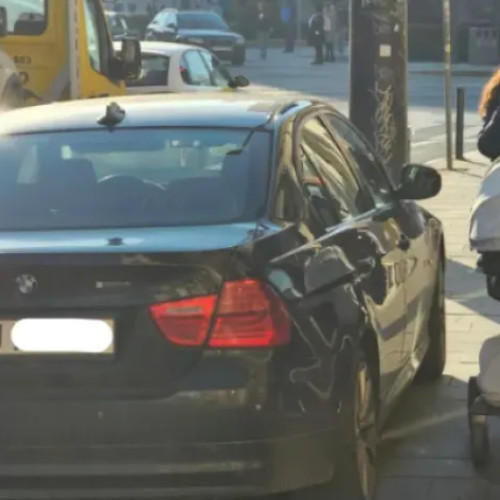 Trotuarul din fața unei grădinițe din Zorilor, spart și greu de folosit de părinți