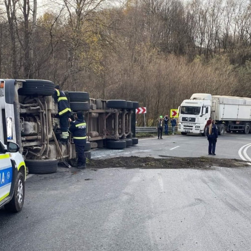 Trafic închis pe DN 6 în Mehedinți din cauza unui camion răsturnat