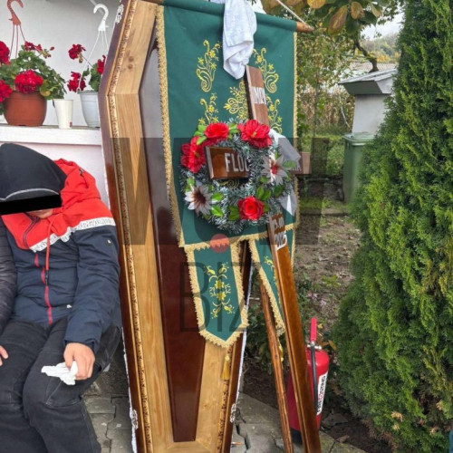 O mamă din Curtea de Argeș ucisă pe trecerea de pietoni este condusă pe ultimul drum