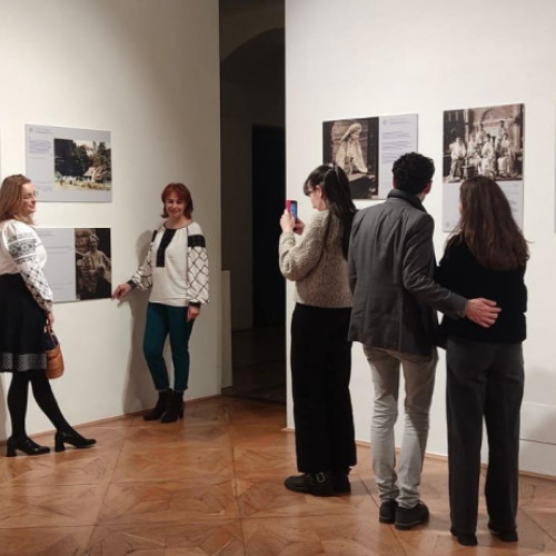 Expoziția dedicată Reginei Maria, prezentată la ICR Viena, evidențiază contribuția sa culturală