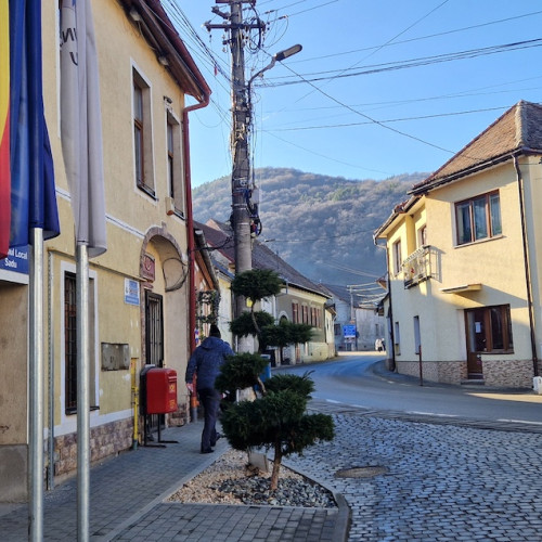 Primarul din Sadu propune un parteneriat public-privat pentru stațiile de autobuz