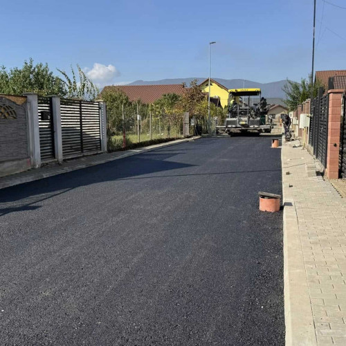 Asfalt nou pe două străzi din cartierul Emil Racoviță din Alba Iulia