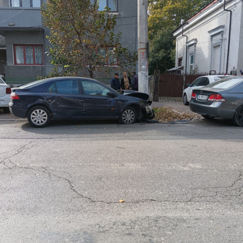 Accident în zona Grădinii Publice: mașină proiectată într-un stâlp după o bubuitură puternică