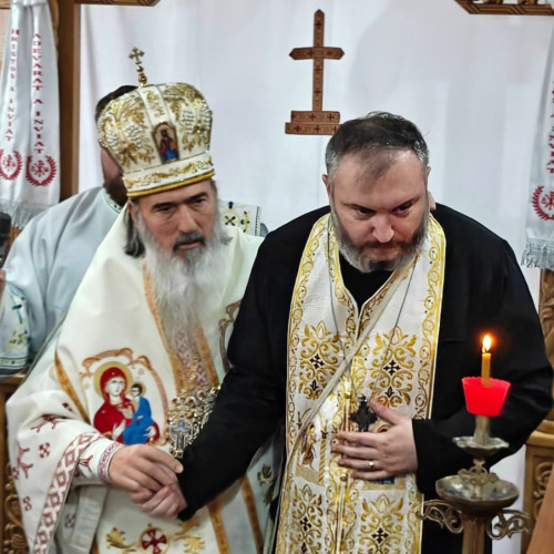 Reprezentanți ai bisericii, profesori și elevi prezenți la eveniment educațional