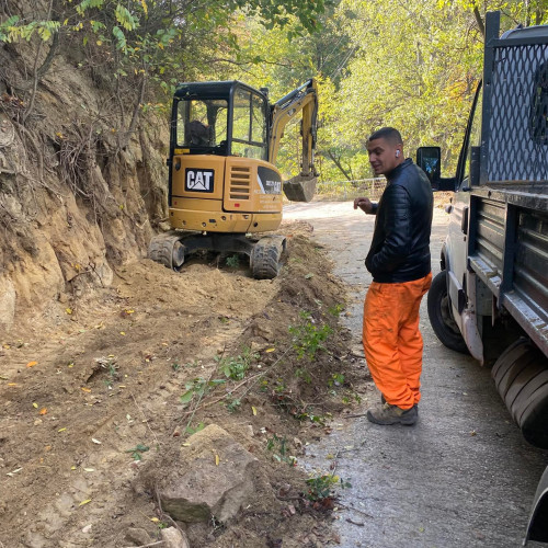 Începute lucrările pentru modernizarea drumului către cimitirul din Roșia de Amaradia