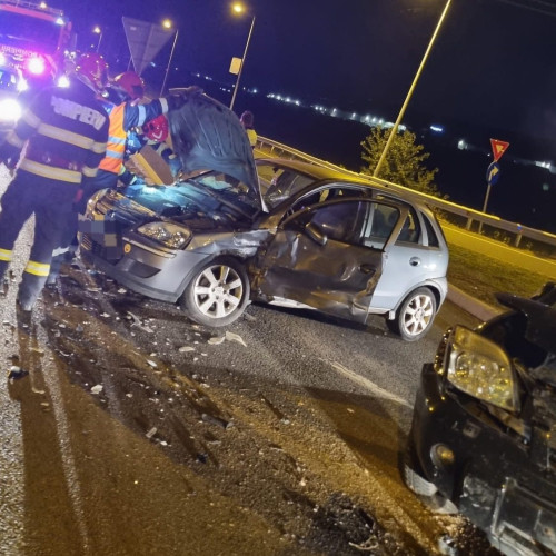 Două mașini implicate într-un accident pe DN7 la Vințișoara