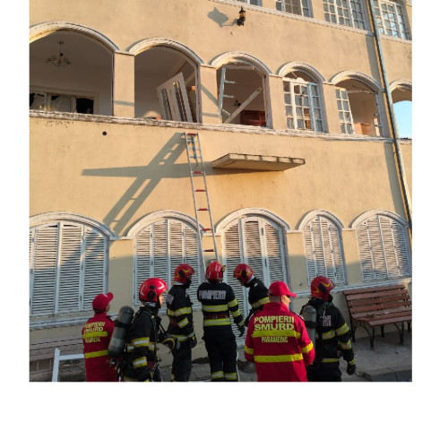 Explozie fără incendiu la o locuință din Măcin, o persoană a fost transportată la spital