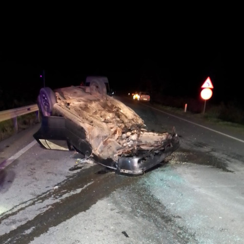 Un autoturism s-a răsturnat după ce a lovit o mașină parcată în județul Botoșani