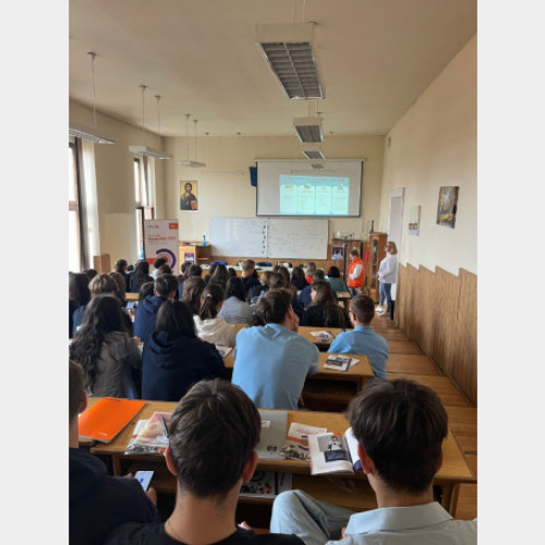 Elevii de clasa a X-a pot câștiga mii de euro la concursul Ora de Banometrie