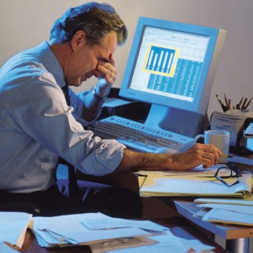 Tot mai mulți români se confruntă cu efectele muncii asupra stării de bine