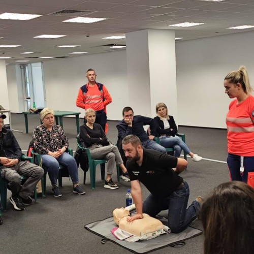 Bucureștenii învață să salveze vieți prin cursuri de prim ajutor organizate cu ocazia Zilei Restart a inimii