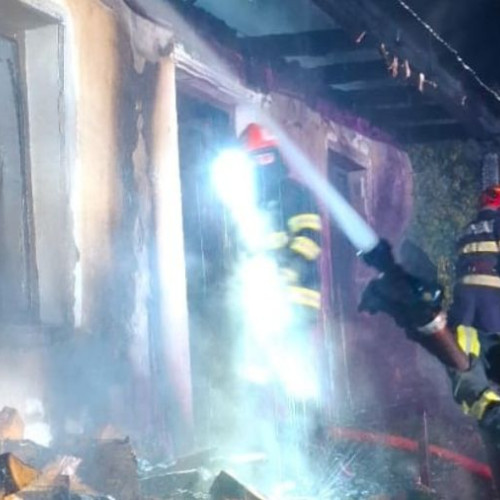 Pompierii băcăuani au intervenit la trei incendii într-o singură noapte