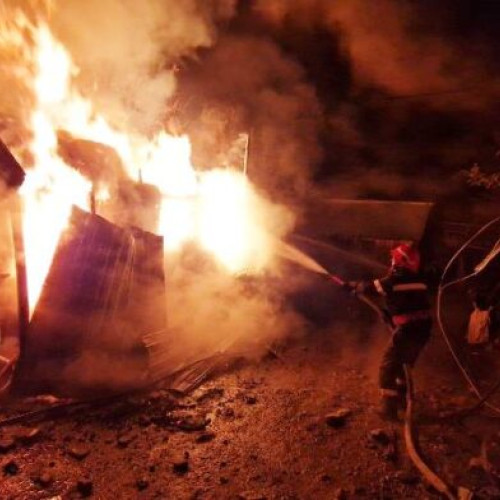 Incendiu la o fânărie din satul Lăstuni, intervenție de amploare a pompierilor