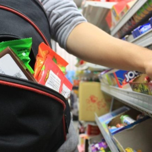 Tânăr prins după ce a furat produse dintr-un supermarket din Baia Mare