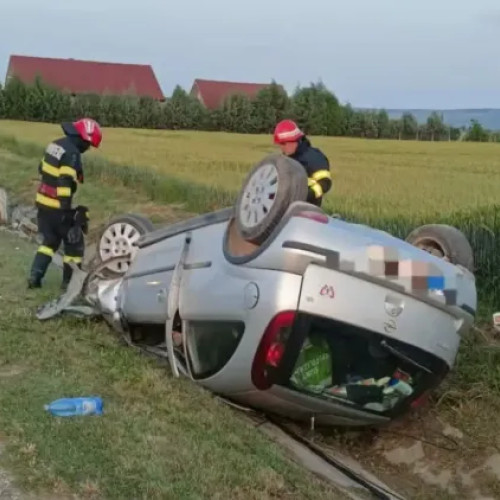 Accident în Pădureni, Cluj: două mașini implicate și una răsturnată