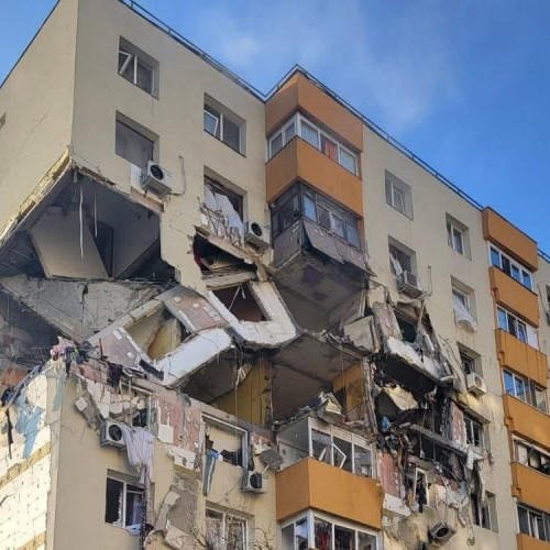 Explozie la un bloc din București: două decese și mai multe victime spitalizate