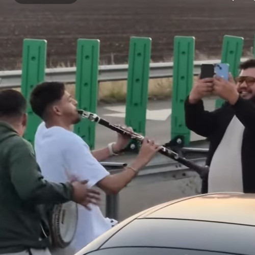 Tineri blocați în trafic pe A2 au creat o petrecere improvizată cu muzică orientală