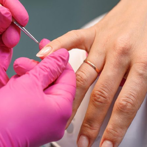 Ce trebuie să facem pentru refacerea unghiilor după oja semipermanentă