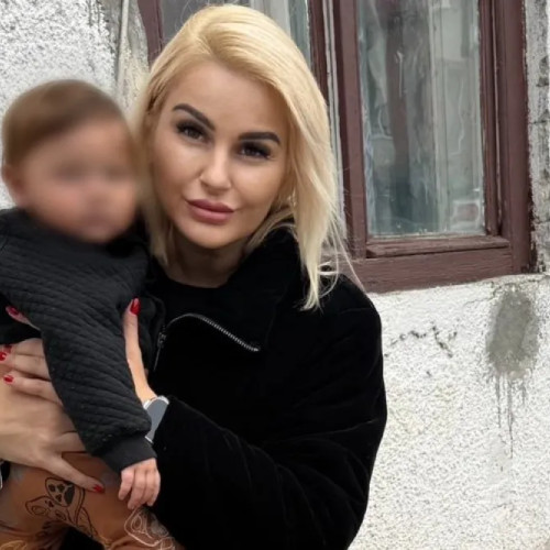 Apel pentru ajutor: mamă cu bebeluș trăiește în condiții grele, într-un grajd dezafectat