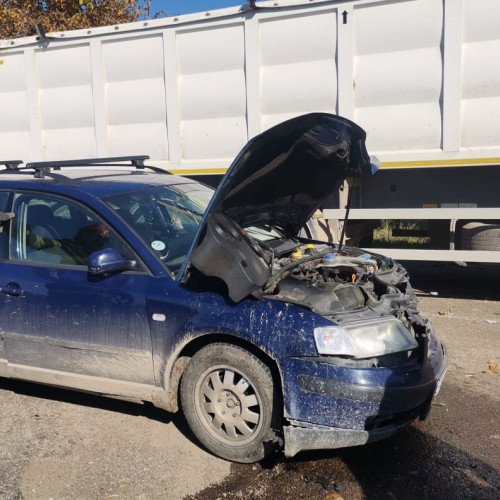 Accident între autoturism și camion în localitatea Huțani, două persoane transportate la spital