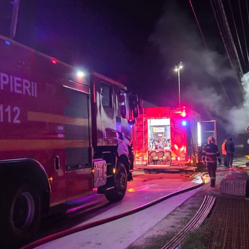 Incendiu intenționat la depozitul de materiale de construcții din Dumbrăveni