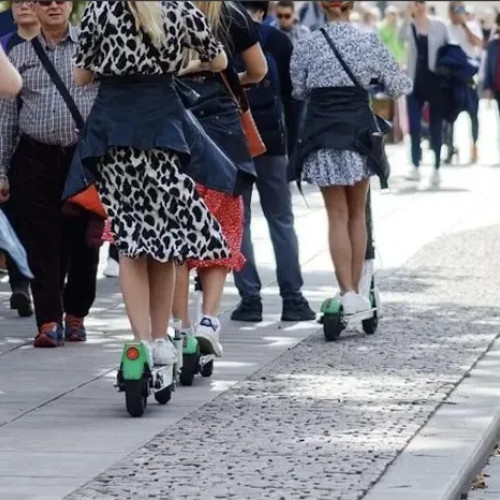 Îngrijorare la Cluj: tot mai mulți copii circulă cu trotinete electrice de mare viteză