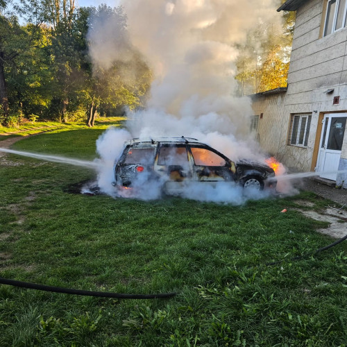 Incendiu la un autoturism parcat în curtea unui liceu din Dorohoi