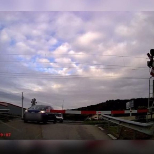 Șofer din Cluj surprins în timp ce depășea mai multe mașini și forța trecerea peste calea ferată