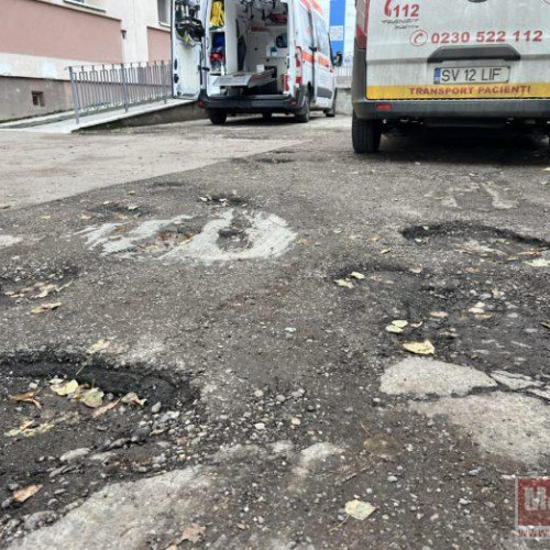 Pacienți și ambulanțieri se plâng de condițiile din curtea Spitalului Județean Botoșani